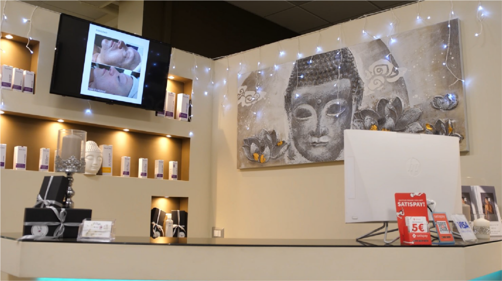 place to welcome customers in the centre, with computers and products